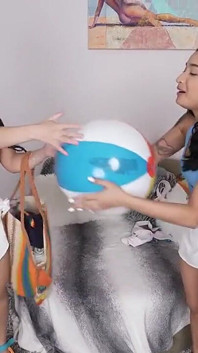 Japanse stiefzussen Avery en Kimmy bedienen blanke stiefvader met een hardcore-trio