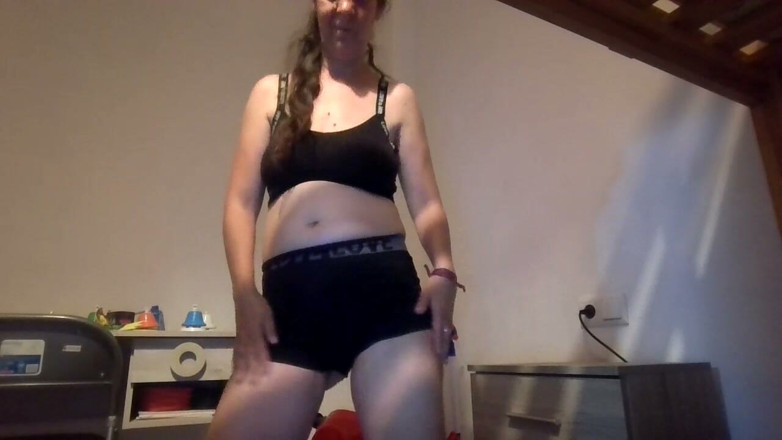 Candelita42: Ich tanze in meinem neuen BH-und-Slip-Set