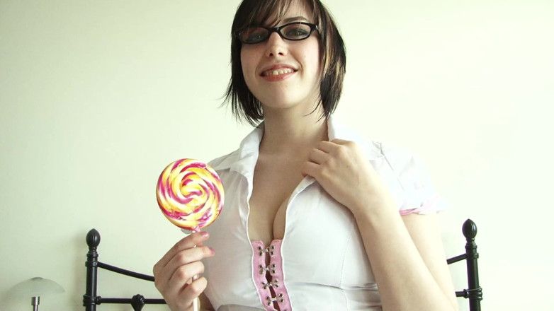 Lesbian Illusion: Wielkie cycki brunetki w mundurze college'u liżą swoje cukierki