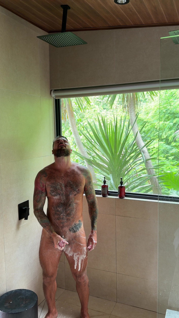 Anton Brazil: R În duș