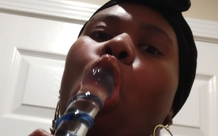 Foxylicious: 穿着红色内衣的性感黑人女郎