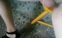 Dani Leg: Femboy dani bronz külotlu çorapla tombul bacaklarının etrafında dolaşıyor