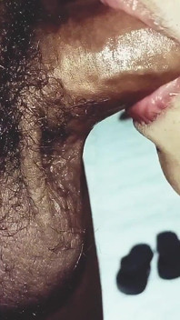 MILF kecil molek menjanjikan blowjob terbaik, dan dia dihantar.