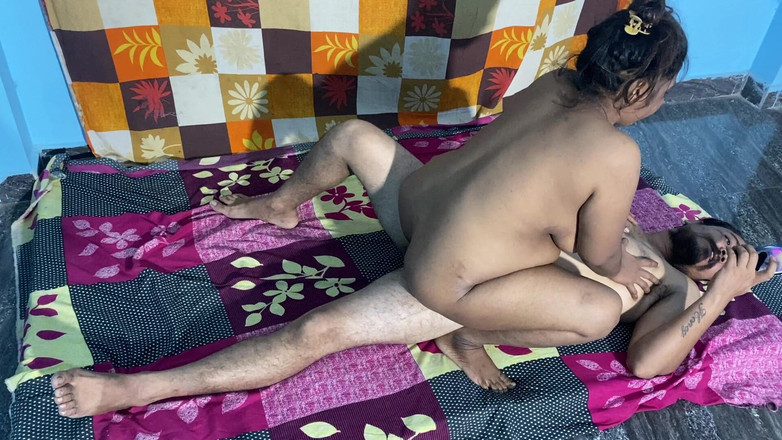 Hindi-Sex: Indická dívka šuká na všech čtyřech