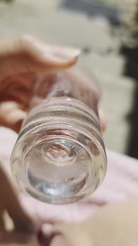 Insertion d’une petite tasse dans la chatte mouillée