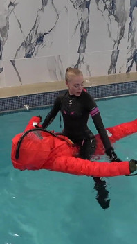 Human life raft - aufgeblasene anzug-sklavin, dominanz im pool