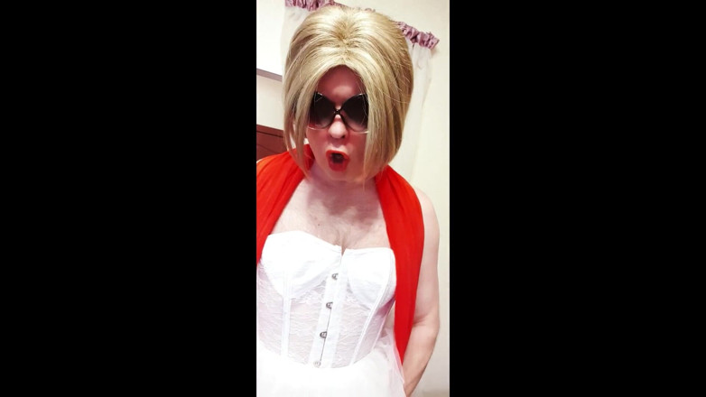 Sissy Stella: Elegante sissy con tacchi e calze nere sexy