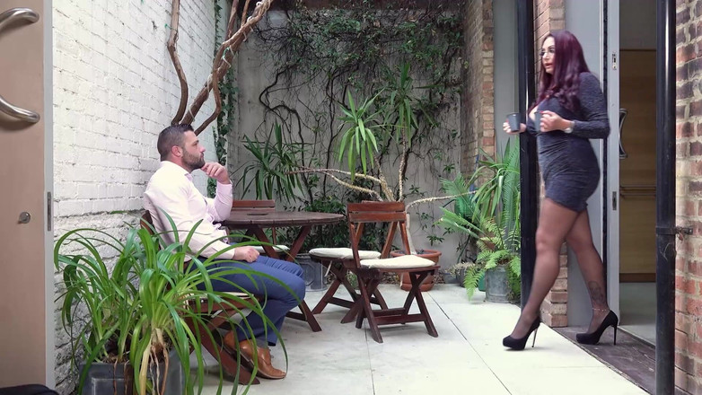 MILF and Big Wet Tits XXX: MILF svádí obchodníka u dveří - kouření vede k intenzivnímu šukání a...