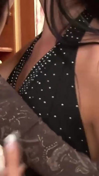 Tettona in calze sexy si fa leccare la figa