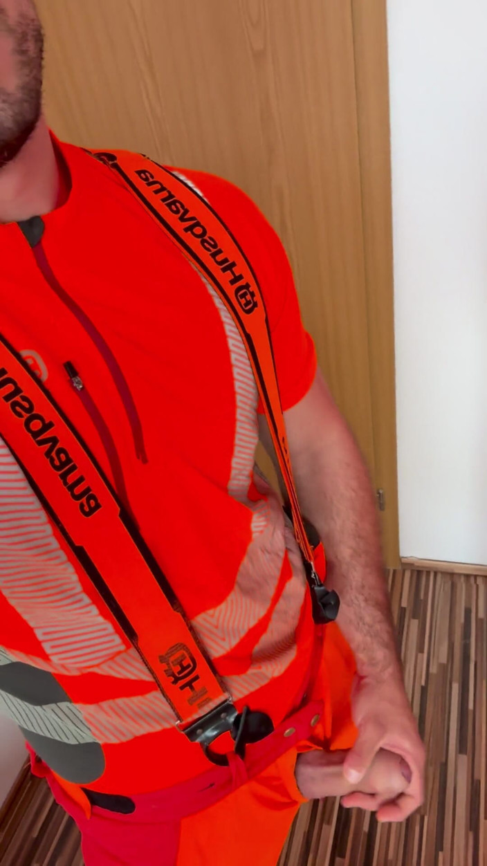 Tyler Blake: 穿着 Hivis lumberjack 工作服的泰勒布莱克撸管 - 肌肉弯曲和爆炸性的射精