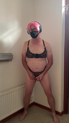 Julia Trans: A prostituta de rosa brinca e se masturba até gozar