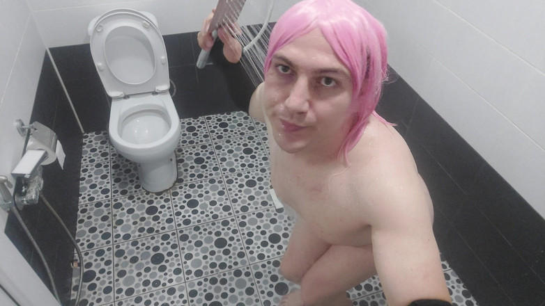 Kitty_Cross: Zadek Shemale White Báječné vnadné tělo flirtuje na podlaze koupelny