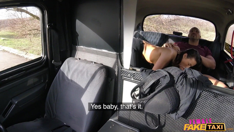 Female Fake Taxi: Female fake taxi - motorista de táxi em forma cavalga pau...