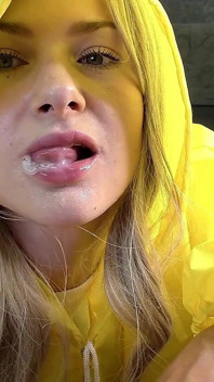 Vecina, după ploaie, suge o prietenă și se joacă cu spermă în gură!