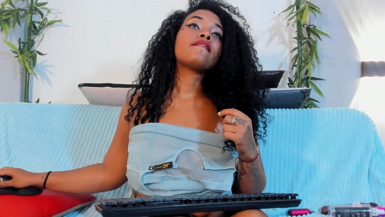 Miss ivy studio: O femeie neagră cu țâțe mari își masturbează pizda cu vibratorul ei