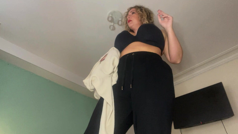 SashaCurves: Giantess Swallows You Whole