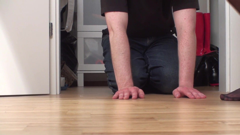 Foot Girls: Eva-Nera torments Bobby