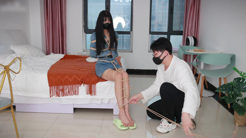 Asian bondage: Верёвочные оковы босоногой девушки