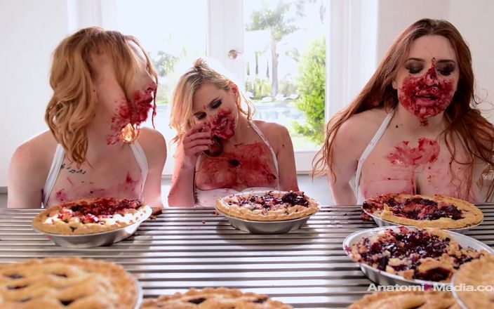 Anatomik Media: Messy Girls: pelacur kue pie