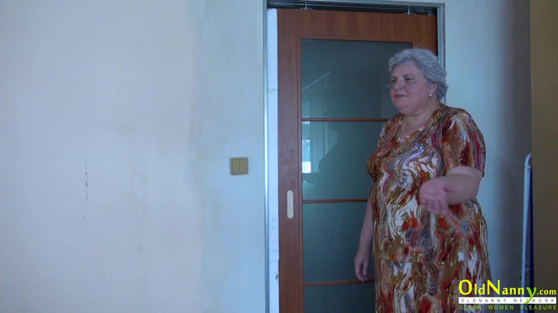 Aged Love: Oldnanny luise thích chơi với cu giả đôi