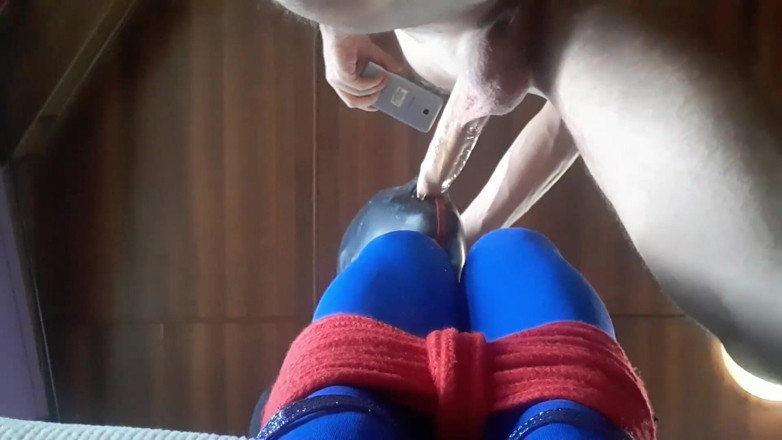 LauraOnHeels: Estoy atada y encapuchada con tacones altos y pantimedias, hace...
