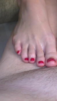 La sexy Nikky me fait un footjob huilé et une branlette avec éjaculation sur les orteils, vidéo de style POV