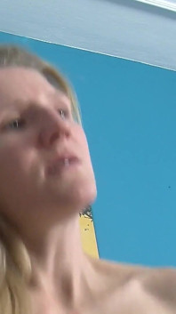 Două mame sexy frumoase adoră să împartă o singură pulă în pizdele lor