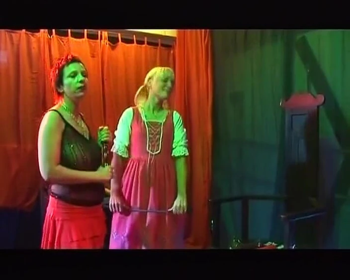 Porno kino: Curve excitate Germa lovindu-și sclavul bărbat