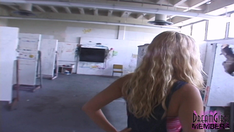 Dream Girls: Super risicovol tonen op een lokale universiteitscampus
