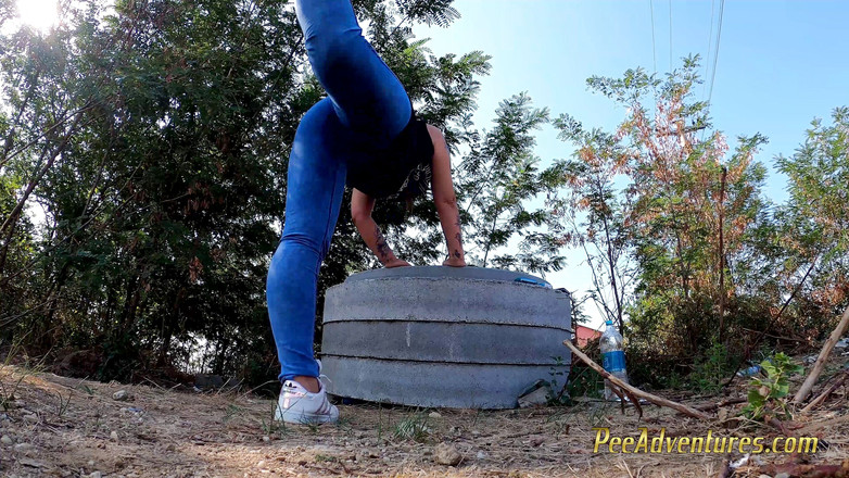 Pee Adventures: Gadis-gadis gemuk kencing di colantnya pada sesi kebugaran di luar...