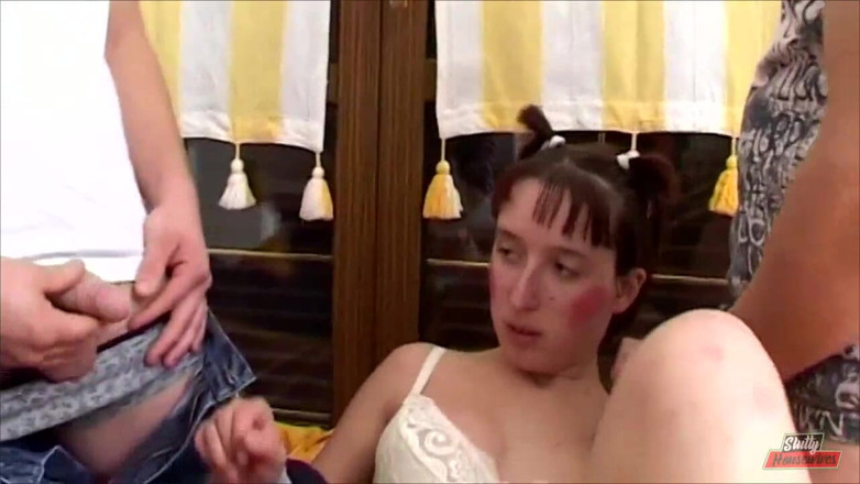 Vere Casalinghe Italia.: Inexperienced si fa sborrare la sua ciliegia da due cazzi...