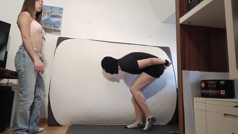 German ballsbusted: Вона знищує мої яйця, а я беззахисний