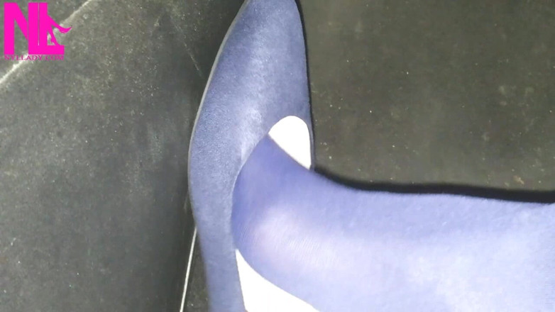 Nyllady: Pendulation et jeu de chaussures dans des collants bleus et...