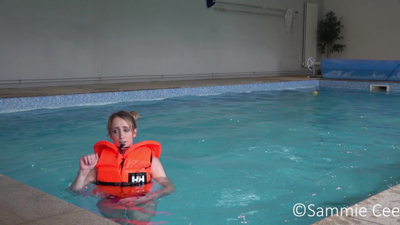 Sammie Cee: ライフジャケットの比較 MarinePool &amp; Helly Hansen
