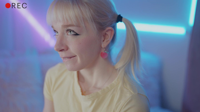 Jolie Lyon: Profesoara îmi fute pizda pe cameră