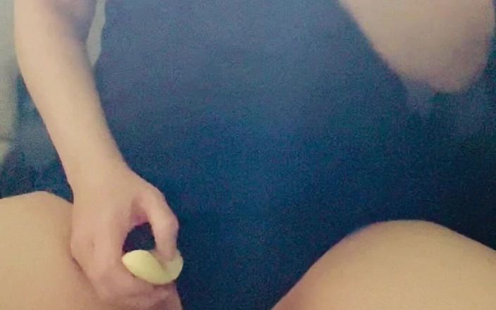 ivy2424: 050 Secretly Masturbating in the Car While the Family Is...