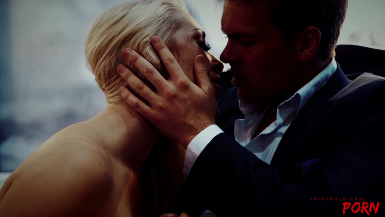 SaintPorn: Blond bombnedslag suger och rider en massiv vit kuk