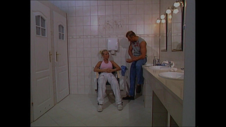 Muschi movie official: 公衆トイレで監査を受けている