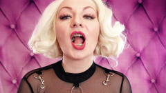 Arya Grander: sexy SFW video s kouřením zvuků candy