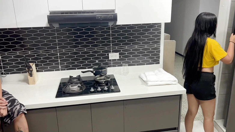 zacymaddy: Požádá, aby ji naučila vařit, zatímco ji zvedne.