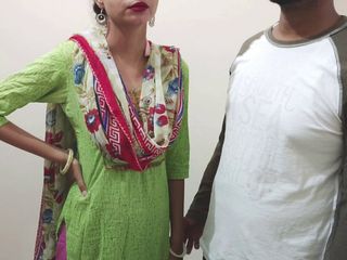 Horny couple 149: Verklig indisk Desi Punjabi styvmamma&#039;s (styvmamma styvson) Leker med varandra Bollar...