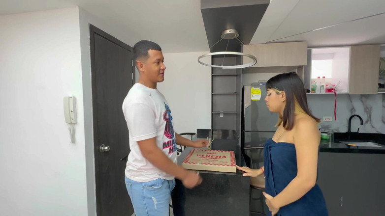 Saraymike: I Fuck the Pizza Delivery Guy to Avoid Paying for...