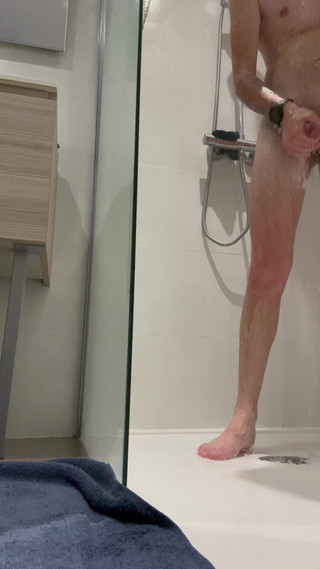 TinySimon: Fransız erkek duş sırasında gösteri yapıyor