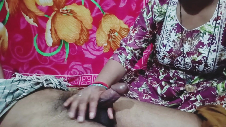 BendableFog5: देसी भाभी ने अपने देवर को तेल मालिस कर पटाने गई और लंड पकड़ के हिलाने लगी