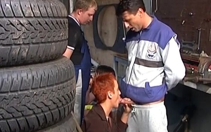 Deutsche Camgirls: Büyük memeli kızıl Alman fahişe ile anal işeme üçlü seks