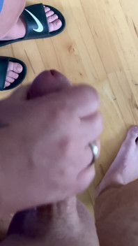 Amatör avrunkning morgon orgasm fina fötter