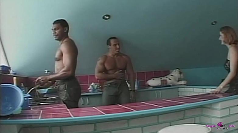 Naughty Black Girls: Blondie deepthroat kote hitam besar dan dikongkek pepek dan duburnya...