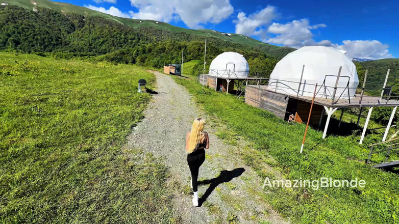 Amazing Blonde: Ho incontrato un ragazzo in un hotel con una cupola...