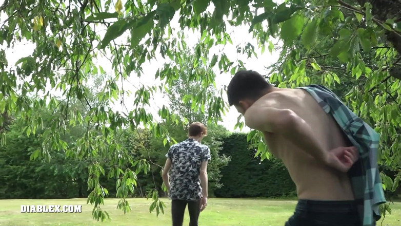 DiableX: Baise Surprise Au Jardin