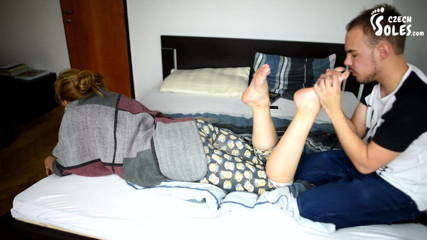 Czech Soles - foot fetish content: Vzrušená jejími velkými bosýma nohama v jeho tváři